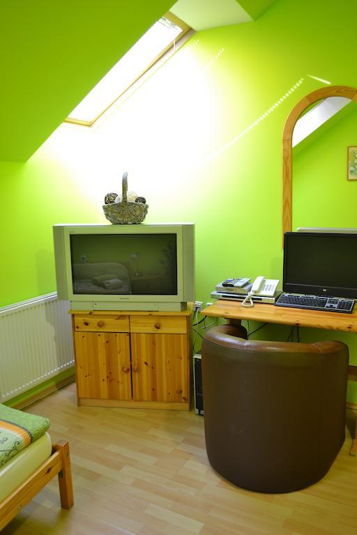 Hotel Byron Zlaté Moravce Zimmer foto
