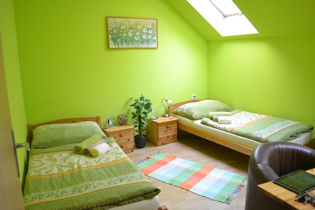Hotel Byron Zlaté Moravce Zimmer foto
