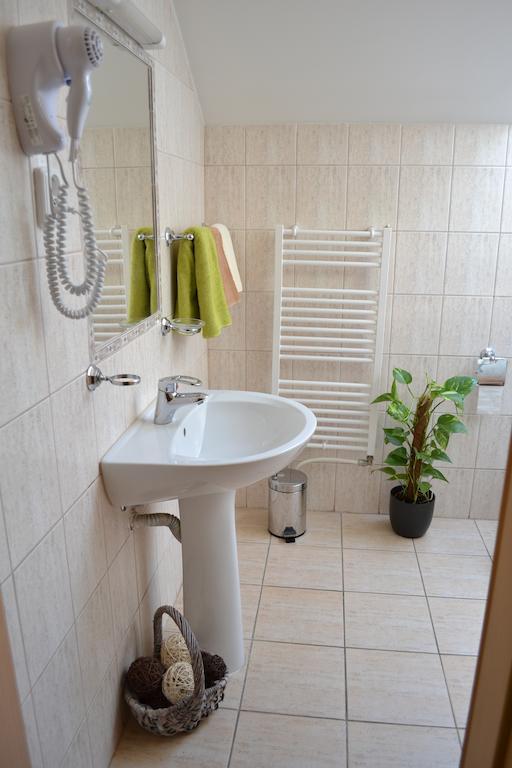 Hotel Byron Zlaté Moravce Zimmer foto