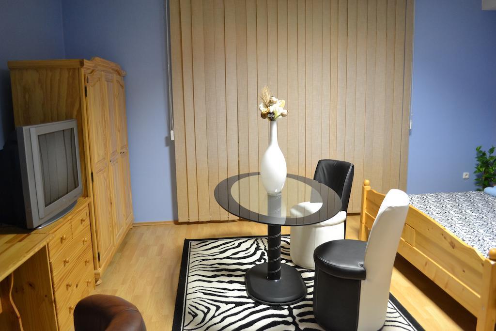 Hotel Byron Zlaté Moravce Zimmer foto
